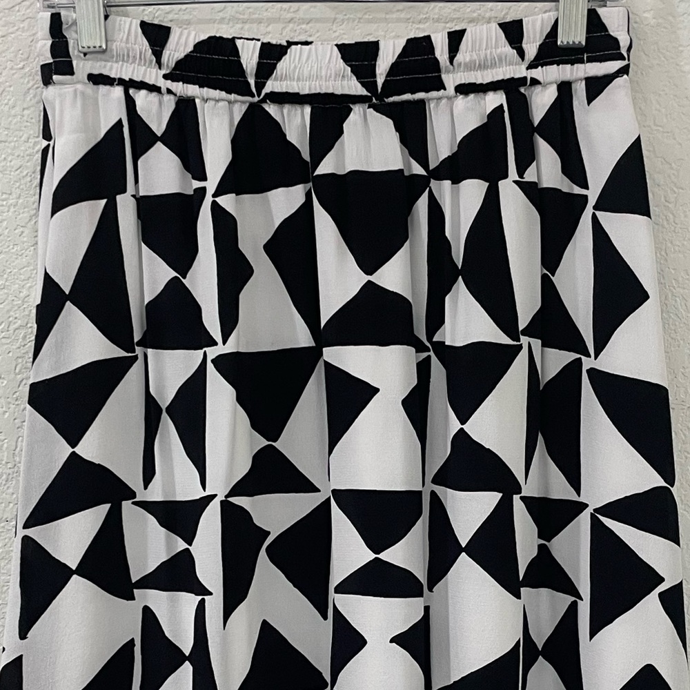 LOFT Black and White Geometric Midi Skirt - Picture 5 of 9